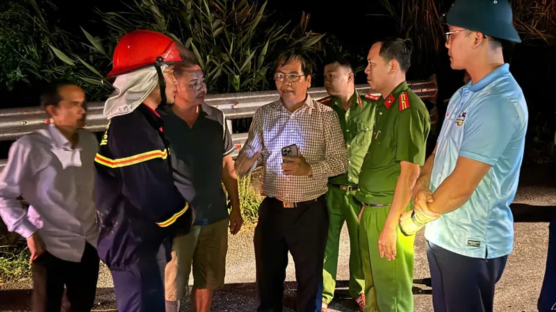 Vụ lật xe ở Quảng Ngãi: Dùng cưa sắt cắt cửa, đưa thi thể ra ngoài