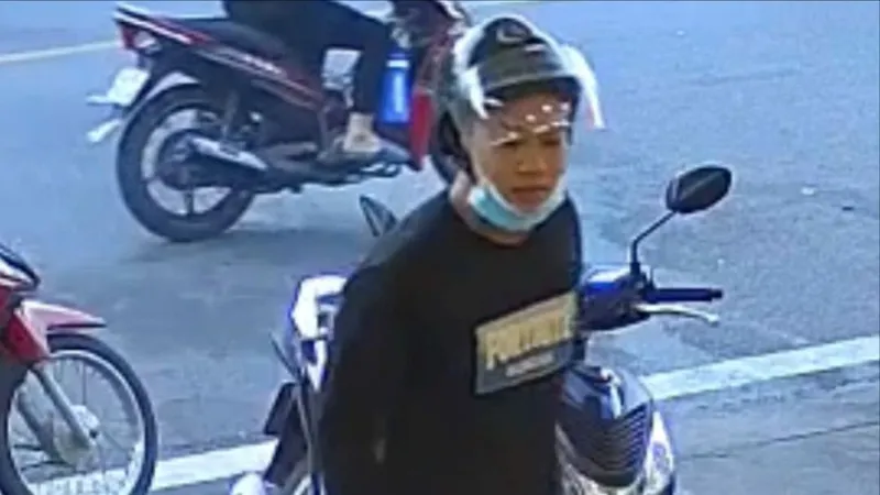 Bắt hai thanh niên giật dây chuyền khách mua bánh mì 