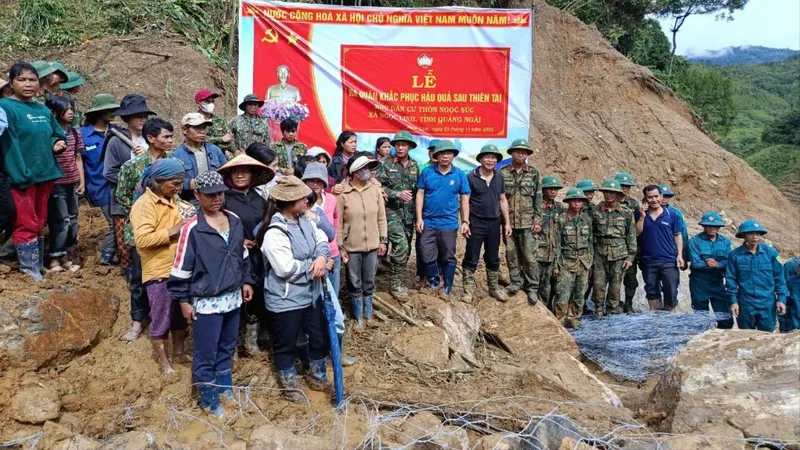 Quảng Ngãi: Hơn 2.000 người dân cùng khắc phục sạt lở 