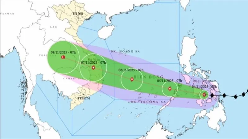Dự báo sáng mai (ngày 5-11) bão Kalmaegi sẽ di chuyển vào Biển Đông trở thành cơn bão thứ 13 - Ảnh Trung tâm dự báo khí tượng thủy văn quốc gia