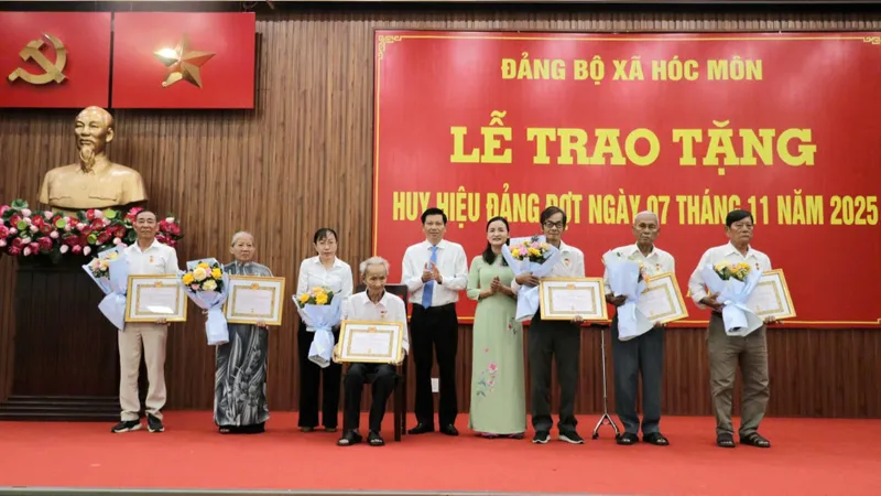 Đảng viên cao tuổi Đảng là những nhân chứng lịch sử sống động về tinh thần cách mạng