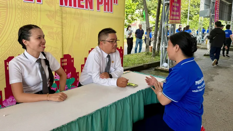 Công nhân phường Đông Hòa hào hứng "hỏi chuyện" luật pháp 