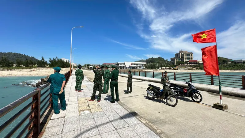 Tìm thấy 1 trong 3 người dân đặc khu Lý Sơn trôi dạt trên biển sau 2 ngày mất tích