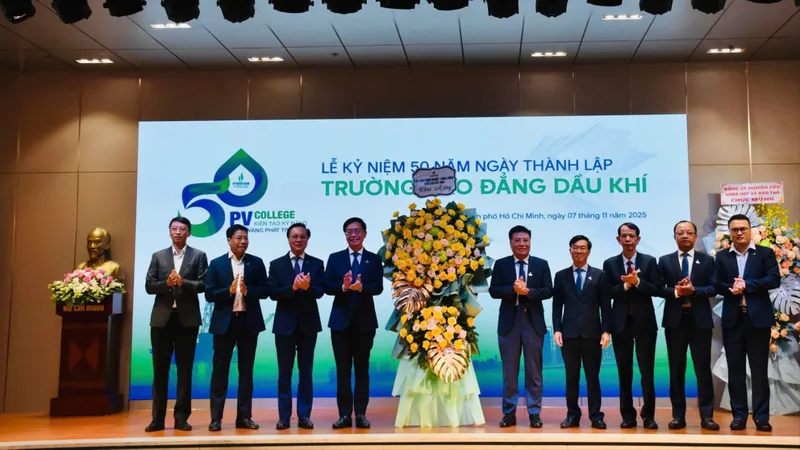 Đại diện Đảng ủy và Ban Lãnh đạo Tập đoàn Công nghiệp Năng lượng Quốc gia Việt Nam tặng hoa chúc mừng Trường Cao đẳng Dầu khí nhân kỷ niệm 50 năm ngày thành lập