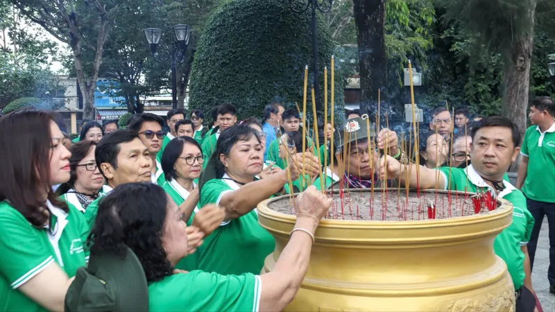 Gia đình Việt và sinh viên Lào, Campuchia dâng hương tưởng niệm Anh hùng liệt sĩ Võ Thị Sáu