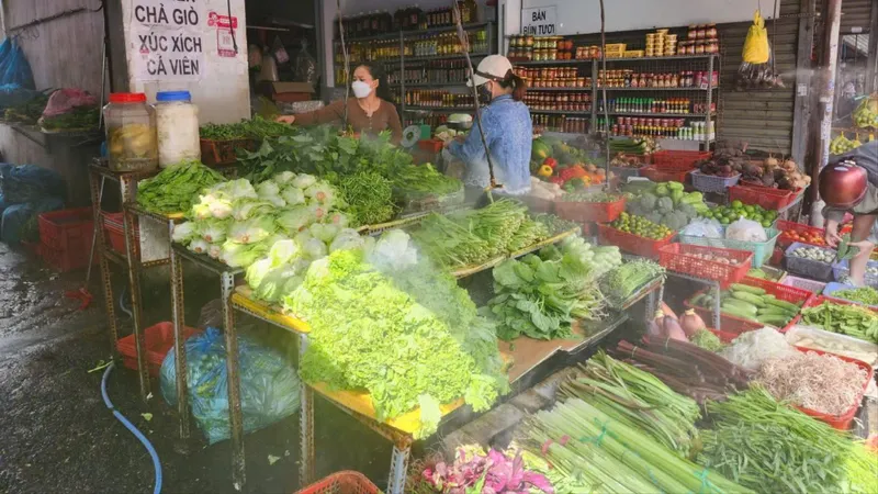 Sau bão số 13: Giá rau củ tăng cao, giá heo hơi giảm
