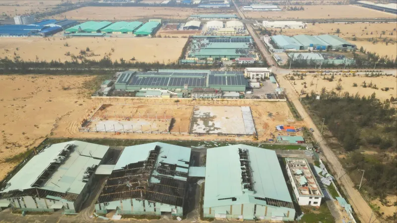 Nhiều kho xưởng, nhà máy ở Khu kinh tế Nhơn Hội bị bão xới tung