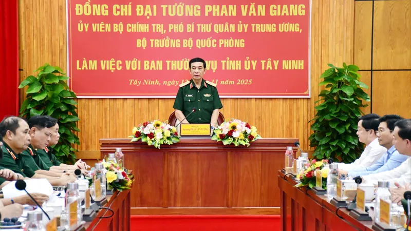 Tây Ninh phát triển kinh tế - xã hội gắn liền với bảo đảm quốc phòng, an ninh 