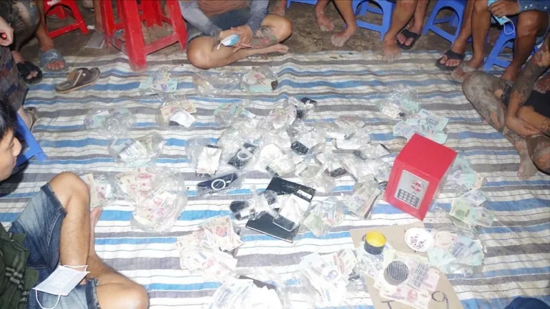 Đột kích căn nhà bỏ hoang, bắt quả tang 43 con bạc đang sát phạt