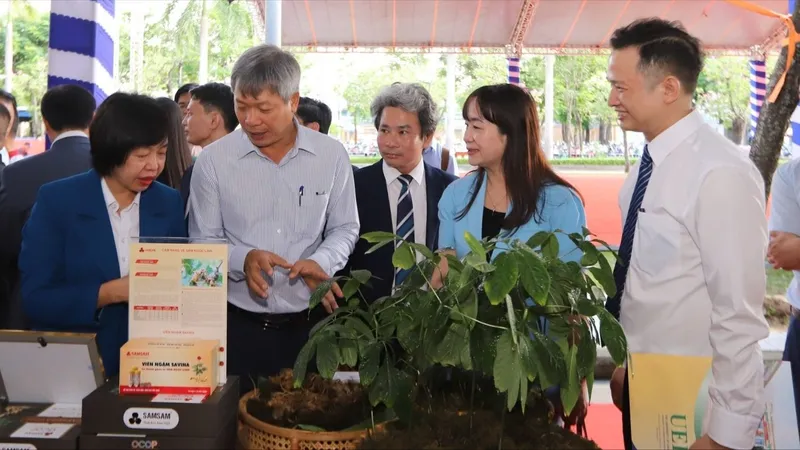 Các đại biểu tham quan gian hàng về sản phẩm khởi nghiệp. Ảnh: XUÂN QUỲNH