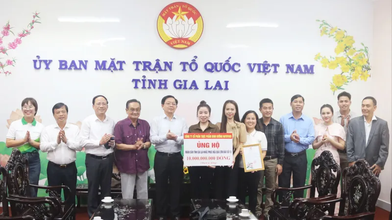 Trao 10 tỷ đồng giúp người dân Gia Lai khắc phục hậu quả bão số 13
