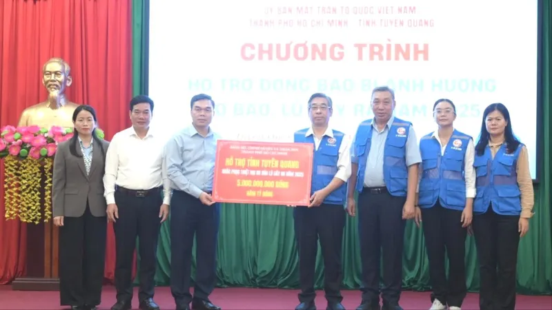 Đồng chí Nguyễn Phước Lộc và đoàn công tác của TPHCM trao 5 tỷ đồng để tỉnh Tuyên Quang khắc phục thiệt hại do bão lũ