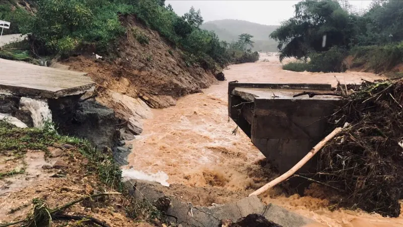 Cầu Nước Bao bị gãy đôi, cô lập hơn 280 hộ dân miền núi Quảng Ngãi