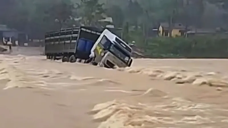 Xe đầu kéo bị lũ đẩy trôi xuống vực sâu khi qua tràn