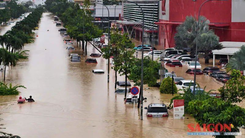 Nước lũ nhấn chìm cửa ngõ phía Tây Nha Trang