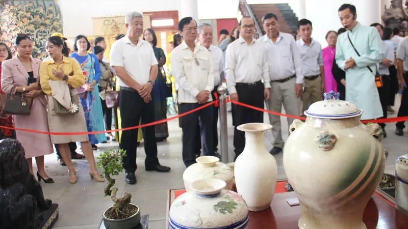 "Gốm sứ Nam bộ qua các thời kỳ": Đặc sắc của một vùng đất 