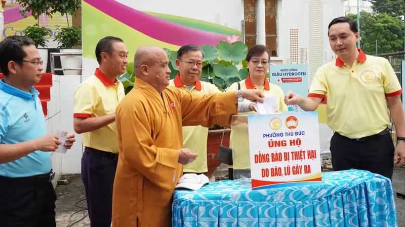 Phường Thủ Đức trao 1 tỷ đồng ủng hộ đồng bào miền Trung 