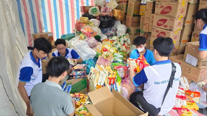 ĐBSCL: Hàng trăm tấn hàng cứu trợ hướng về “khúc ruột” miền Trung