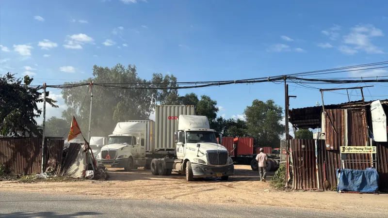 Bát nháo bãi đỗ xe không phép trên đường Nguyễn Du