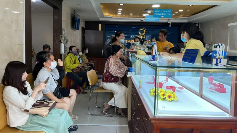 Vàng miếng SJC trưa 25-11 lên sát 153 triệu đồng/lượng