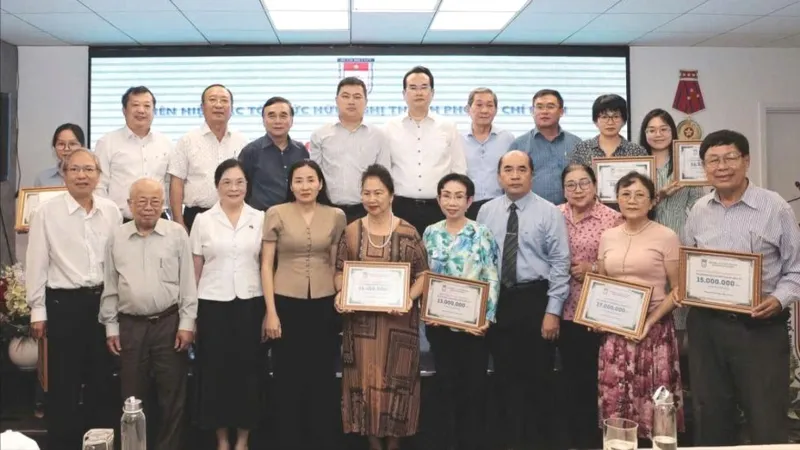 Liên hiệp các tổ chức hữu nghị TPHCM đóng góp cứu trợ đồng bào vùng lũ