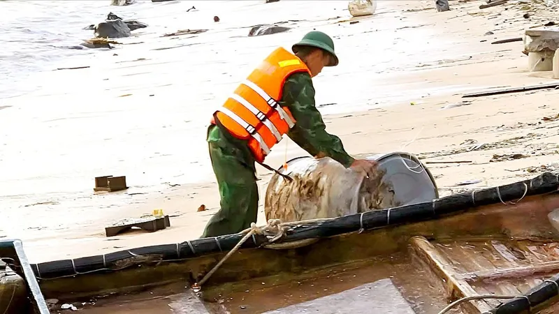 Bão số 15 chưa vào bờ đã gây thiệt hại