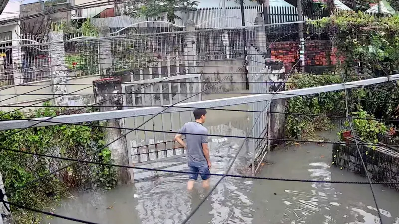 TPHCM: Mưa lớn trong đêm, một số nơi ngập sâu 