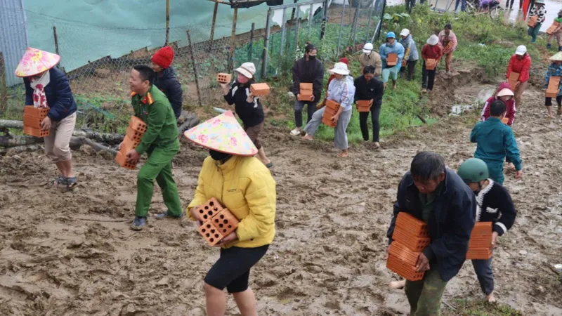 Quảng Ngãi: Gần 140 cán bộ giúp dân vùng sạt lở dựng nhà mới 