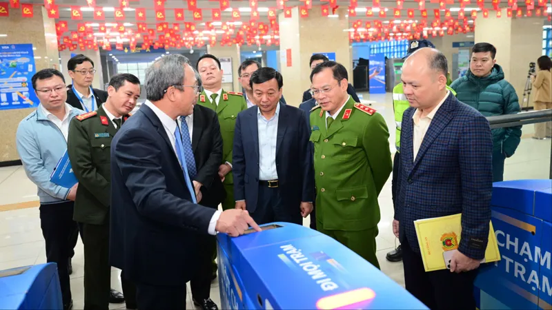 Hành khách trải nghiệm soát vé tự động tại metro tuyến Cát Linh - Hà Đông