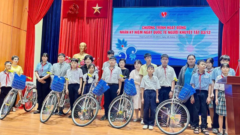 Ngày 6-12, Hội Bảo trợ người khuyết tật và trẻ mồ côi TPHCM phối hợp các đơn vị, nhà hảo tâm chăm lo cho trẻ khuyết tật, mồ côi nhân Ngày Quốc tế Người Khuyết tật 3-12