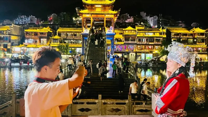 Khách tham quan Phượng Hoàng Cổ trấn (Hồ Nam, Trung Quốc)