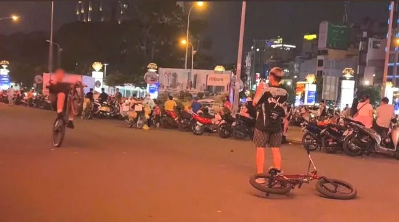 Xử lý hai thanh niên điều khiển xe đạp bằng một bánh
