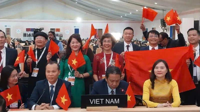 Thứ trưởng Bộ VH-TT-DL Hoàng Đạo Cương (hàng đầu, thứ 2 từ phải qua) phát biểu khi nghề làm tranh dân gian Đông Hồ được ghi danh