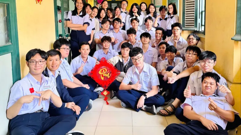 Học sinh lớp 11CA2, Trường THPT chuyên Trần Đại Nghĩa trang trí hành lang lớp học đón xuân