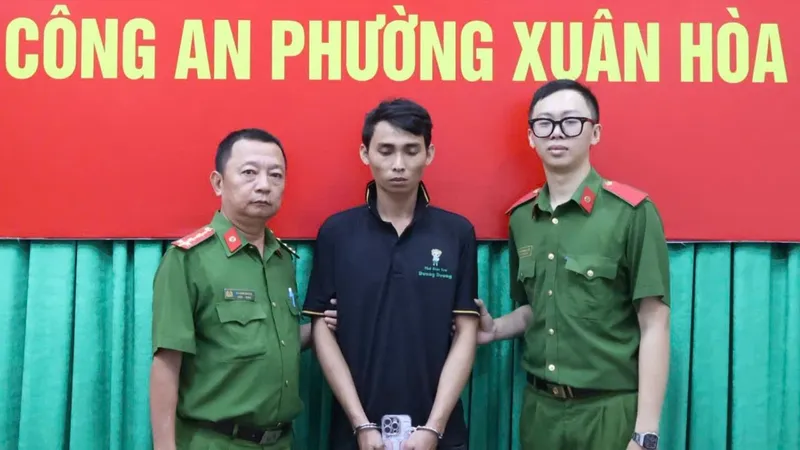 TPHCM: Bắt đối tượng giật điện thoại của người đi đường