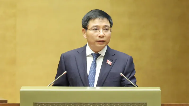 Bộ trưởng Bộ Tài chính Nguyễn Văn Thắng báo cáo về việc tiếp thu, chỉnh lý dự thảo nghị quyết. Ảnh: QUANG PHÚC 