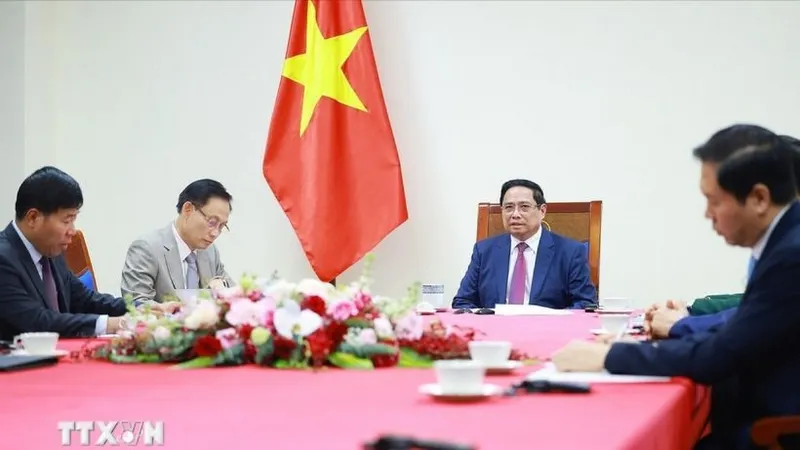 Thủ tướng Phạm Minh Chính điện đàm với Thủ tướng Malaysia Anwar Ibrahim. (Ảnh: Dương Giang/TTXVN)