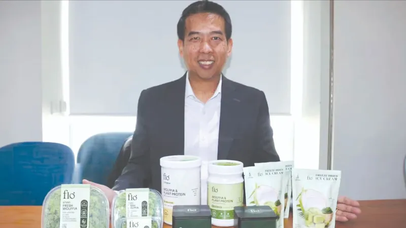 Metha Meetam, đồng sáng lập kiêm Giám đốc công nghệ, giới thiệu các sản phẩm do Công ty khởi nghiệp Advanced Greenfarm sản xuất. Ảnh: NIKKEI ASIA