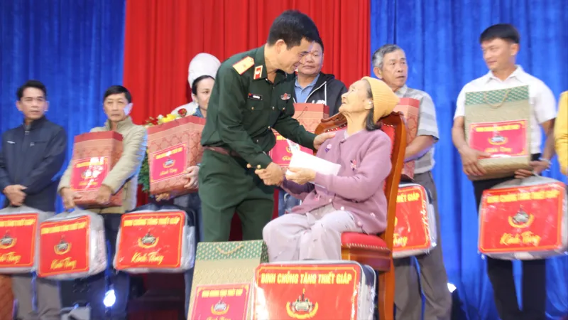 Binh chủng Tăng thiết giáp nhận phụng dưỡng 11 Mẹ Việt Nam Anh hùng 