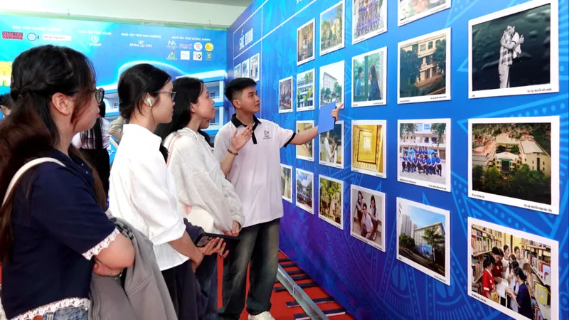 Sinh viên Trường ĐH Văn hóa TPHCM thích thú thưởng lãm các bức ảnh tham gia cuộc thi ảnh đẹp “Văn hóa trong tôi”. Ảnh: THÚY BÌNH