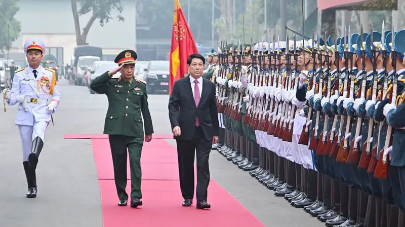 Bảo vệ vững chắc vùng trời, vùng biển, biên giới, nội địa, không gian mạng