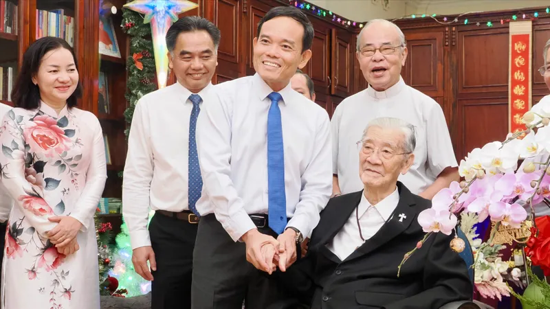 Đồng chí Trần Lưu Quang, Bí thư Trung ương Đảng, Bí thư Thành ủy TPHCM thăm, chúc mừng Giáng sinh Đức Hồng y Gioan Baotixita Phạm Minh Mẫn tại Trung tâm Mục vụ Tổng Giáo phận TPHCM. Ảnh: HOÀNG HÙNG