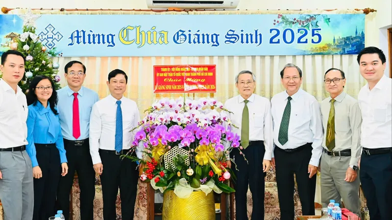 Đồng chí Võ Văn Minh chúc mừng Lễ Giáng sinh đến Mục sư Thái Phước Trường. Ảnh VIỆT DŨNG