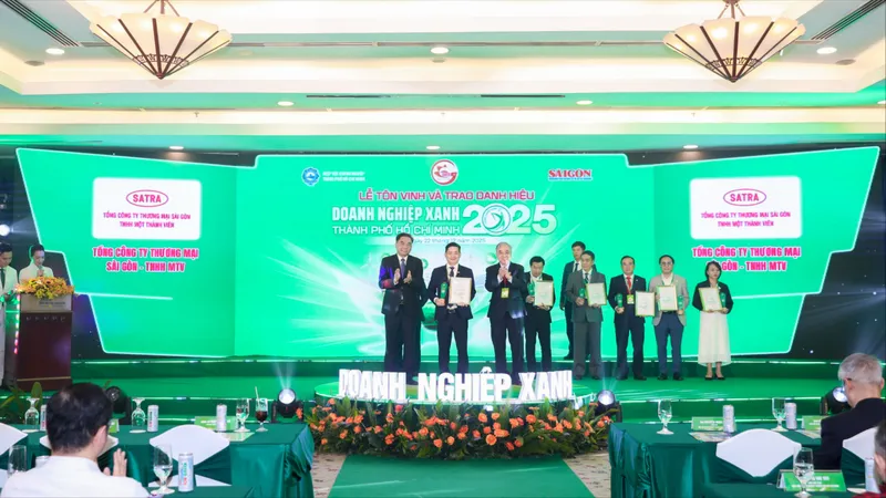 Ông Lâm Quốc Thanh, Tổng Giám đốc SATRA nhận chứng nhận Danh hiệu Doanh nghiệp Xanh năm 2025 do UBND TPHCM trao tặng. Ảnh: HOÀNG HÙNG