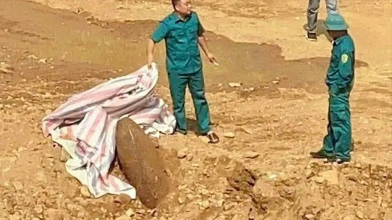 Quả bom do người dân phát hiện tại khu vực ven bờ sông Hẹ