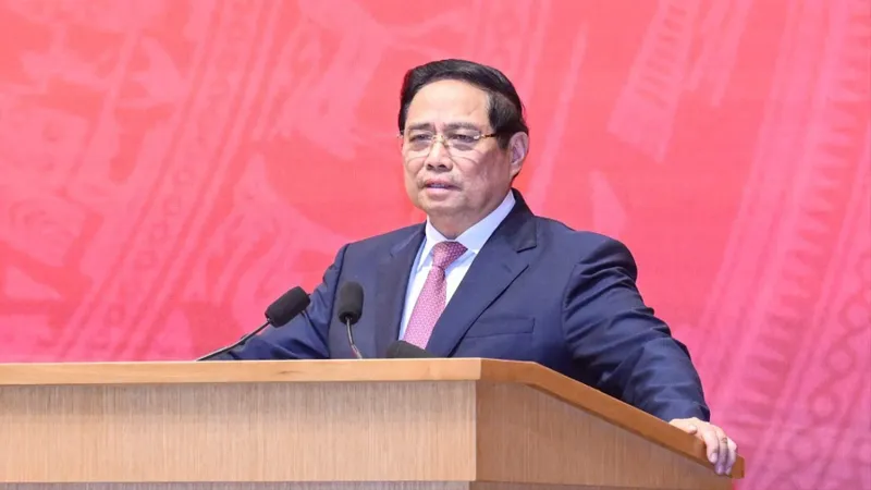 Thủ tướng Phạm Minh Chính đến dự Hội nghị toàn quốc tổng kết việc thực hiện Nghị quyết 36-NQ/TW về công tác đối với người Việt Nam ở nước ngoài ngày 25-12. Ảnh: VIẾT CHUNG.