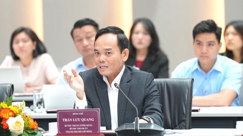 Đồng chí Trần Lưu Quang, Bí thư Thành ủy TPHCM cùng các đại biểu tham quan khu vực Hỗ trợ khởi nghiệp đổi mới sáng tạo của Tập đoàn Becamex. Ảnh: Xuân Thi