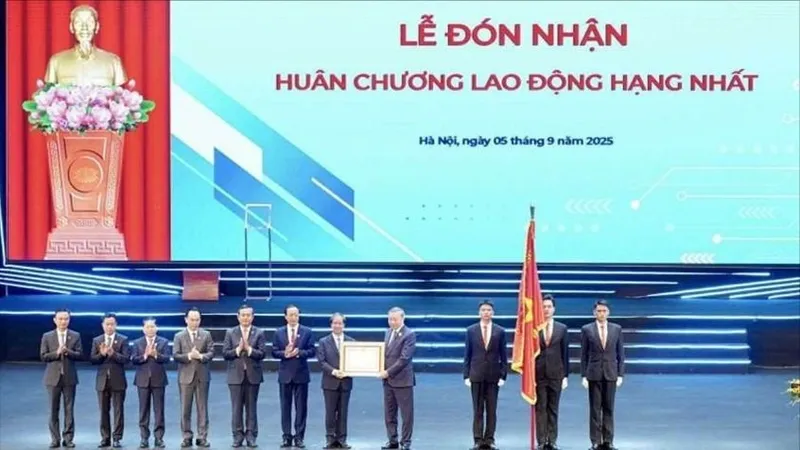 Tổng Bí thư Tô Lâm trao tặng Huân chương Lao động hạng Nhất cho Bộ GD-ĐT tại Lễ kỷ niệm 80 năm truyền thống ngành giáo dục được tổ chức cùng với Lễ khai giảng năm học mới vào sáng 5-9.