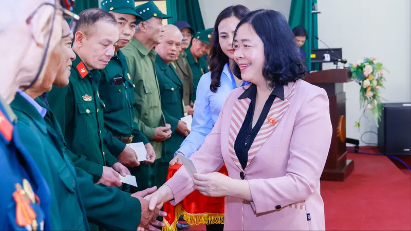 Đồng chí Bùi Thị Minh Hoài, Ủy viên Bộ Chính trị, Bí thư Trung ương Đảng, Chủ tịch Ủy ban Trung ương MTTQ Việt Nam tặng quà cho cựu chiến binh Hà Nội
