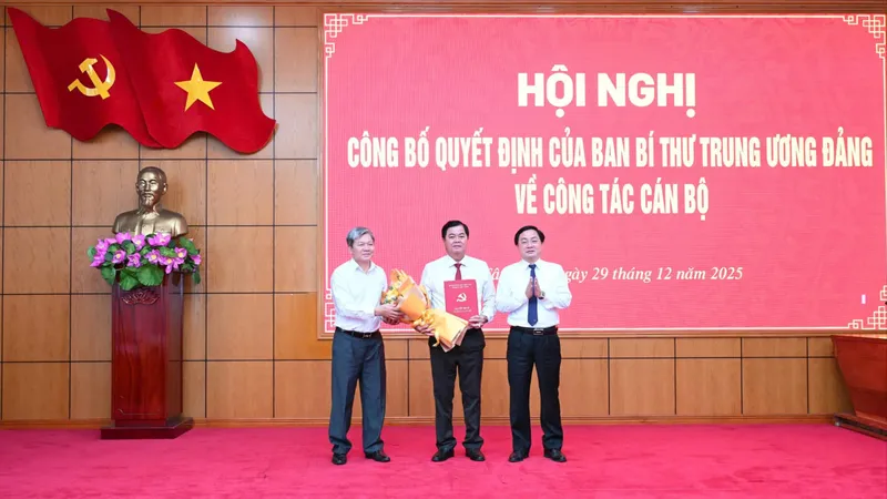 Lãnh đạo Ủy ban Kiểm tra Trung ương và Tỉnh ủy tỉnh Tây Ninh trao quyết định, tặng hoa chúc mừng đồng chí Bùi Văn Nở